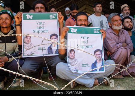 Budgam, Inde. 08 mai 2024. Les partisans du Parti démocratique populaire du Jammu-et-Cachemire (PDP) tiennent des affiches du parti alors qu'ils participent à un rassemblement de campagne électorale de leur candidat Waheed Rehman para, avant la quatrième phase du vote des élections législatives indiennes, dans le district de Budgam, au sud-ouest de Srinagar. Les élections législatives de 2024 à Lok Sabha (chambre basse du Parlement) marquent la première élection majeure au Jammu-et-Cachemire depuis que New Delhi a révoqué l'article 370, statut semi-autonome spécial de la région, en 2019. Crédit : SOPA images Limited/Alamy Live News Banque D'Images