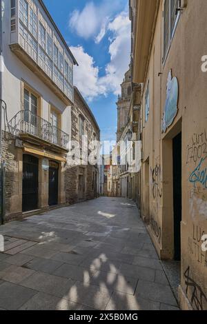 Lugo, Espagne - 29 avril 2024 : vue panoramique d'une rue de Lugo avec l'imposante tour cathédrale émergeant parmi les bâtiments historiques. Banque D'Images