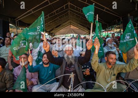 Budgam, Inde. 08 mai 2024. Les partisans du Parti démocratique populaire du Jammu-et-Cachemire (PDP) tiennent des drapeaux du parti alors qu'ils participent à un rassemblement de campagne électorale de leur candidat Waheed Rehman para, avant la quatrième phase du vote des élections législatives indiennes, dans le district de Budgam, au sud-ouest de Srinagar. Les élections législatives de 2024 à Lok Sabha (chambre basse du Parlement) marquent la première élection majeure au Jammu-et-Cachemire depuis que New Delhi a révoqué l'article 370, statut semi-autonome spécial de la région, en 2019. Crédit : SOPA images Limited/Alamy Live News Banque D'Images