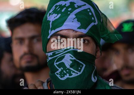 Budgam, Inde. 08 mai 2024. Un partisan du Parti démocratique du peuple du Jammu-et-Cachemire (PDP) participe à un rassemblement de campagne électorale de son candidat Waheed Rehman para, avant la quatrième phase du vote des élections législatives indiennes, dans le district de Budgam, au sud-ouest de Srinagar. Les élections législatives de 2024 à Lok Sabha (chambre basse du Parlement) marquent la première élection majeure au Jammu-et-Cachemire depuis que New Delhi a révoqué l'article 370, statut semi-autonome spécial de la région, en 2019. (Photo de Faisal Bashir/SOPA images/Sipa USA) crédit : Sipa USA/Alamy Live News Banque D'Images