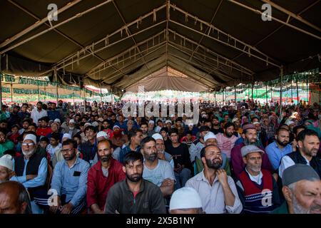 Budgam, Inde. 08 mai 2024. Les partisans du Parti démocratique du peuple du Jammu-et-Cachemire (PDP) participent à un rassemblement de campagne électorale de leur candidat Waheed Rehman para, avant la quatrième phase du vote des élections législatives indiennes, dans le district de Budgam, au sud-ouest de Srinagar. Les élections législatives de 2024 à Lok Sabha (chambre basse du Parlement) marquent la première élection majeure au Jammu-et-Cachemire depuis que New Delhi a révoqué l'article 370, statut semi-autonome spécial de la région, en 2019. (Photo de Faisal Bashir/SOPA images/Sipa USA) crédit : Sipa USA/Alamy Live News Banque D'Images