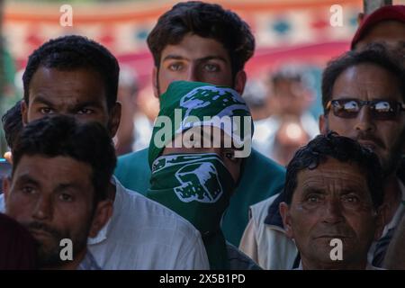 Budgam, Inde. 08 mai 2024. Les partisans du Parti démocratique du peuple du Jammu-et-Cachemire (PDP) participent à un rassemblement de campagne électorale de leur candidat Waheed Rehman para, avant la quatrième phase du vote des élections législatives indiennes, dans le district de Budgam, au sud-ouest de Srinagar. Les élections législatives de 2024 à Lok Sabha (chambre basse du Parlement) marquent la première élection majeure au Jammu-et-Cachemire depuis que New Delhi a révoqué l'article 370, statut semi-autonome spécial de la région, en 2019. (Photo de Faisal Bashir/SOPA images/Sipa USA) crédit : Sipa USA/Alamy Live News Banque D'Images