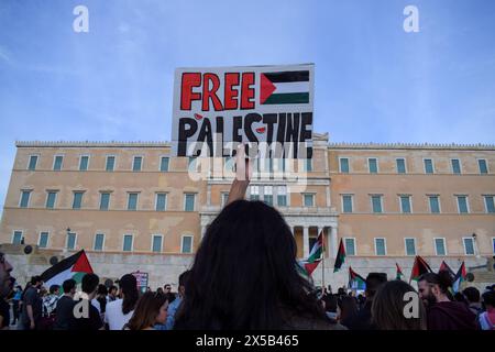Athènes, Grèce. 7 mai 2024. Un manifestant tient une pancarte qui lit « Palestine libre » lors d’une manifestation pro-palestinienne contre les actions israéliennes à Rafah. Crédit : Dimitris Aspiotis/Alamy Banque D'Images