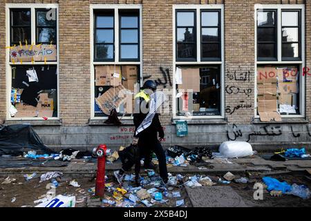 AMSTERDAM - des policiers arrêtent un manifestant sur le terrain Binnengasthuis de l'Université d'Amsterdam (UVA). Les entrées du site ont été bloquées de plusieurs côtés avec, entre autres, des palettes et des supports à vélos. Les manifestants protestaient en solidarité avec les étudiants pro-palestiniens qui avaient été expulsés par la police lors de manifestations sur le campus de Roeterseiland. ANP RAMON VAN FLYMEN pays-bas OUT - belgique OUT Banque D'Images