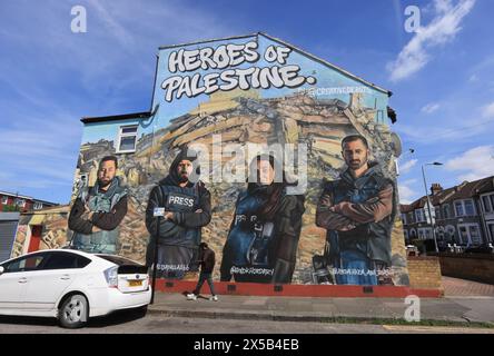 La murale « héros de la Palestine » à Redbridge, dans l'est de Londres, qui célèbre les journalistes de Gaza, au Royaume-Uni, peinte en signe de protestation contre la guerre en cours entre Israël et le Hamas, par le collectif artistique Creative Debuts. Banque D'Images