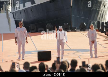 Marseille, France le 8 mai 2024, l’athlète française Nantenin Keïta aux côtés du rappeur Julien mari aka Jul et du nageur français Florent Manaudou (G) lors de la cérémonie d’arrivée de la flamme olympique au Vieux-Port dans le cadre de son périple avant les Jeux Olympiques et Paralympiques de Paris 2024, a Marseille, dans le sud-est de la France, le 8 mai 2024. Le transfert de la flamme à terre à partir d'un grand voilier du XIXe siècle marquera le début d'un relais de torche de 12 000 kilomètres (7 500 miles) à travers la France métropolitaine et les territoires d'outre-mer éloignés du pays. Photo de Thibaud Moritz/ABACAPRESS. COM Banque D'Images