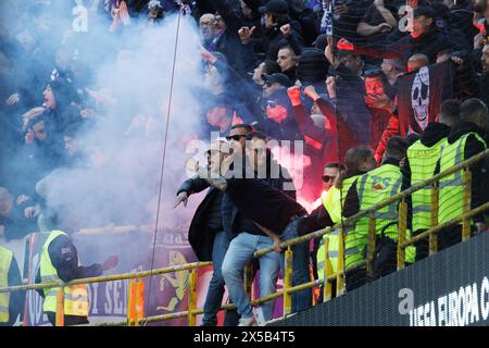 Bruges, Belgique. 08 mai 2024. Les supporters de Fiorentina photographiés avec une bombe fumigène lors d'un match de football entre le Club belge Brugge KV et l'Italien ACF Fiorentina, le mercredi 08 mai 2024, étape retour de la demi-finale de la compétition de l'UEFA Conference League. BELGA PHOTO KURT DESPLENTER crédit : Belga News Agency/Alamy Live News Banque D'Images