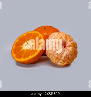 Orange frais sur fond blanc Banque D'Images