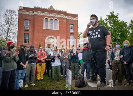 Des étudiants de l'Université de l'Oregon participent à une manifestation le 8 mai 2024 sur le campus d'Eugene, Oregon, en soutien à la population de Gaza. Banque D'Images