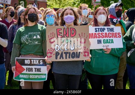 Des étudiants de l'Université de l'Oregon participent à une manifestation le 8 mai 2024 sur le campus d'Eugene, Oregon, en soutien à la population de Gaza. Banque D'Images