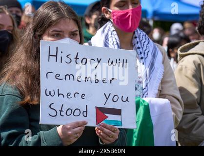 Des étudiants de l'Université de l'Oregon participent à une manifestation le 8 mai 2024 sur le campus d'Eugene, Oregon, en soutien à la population de Gaza. Banque D'Images