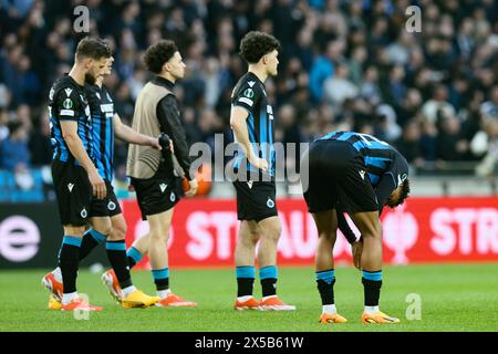 Bruges, Belgique. 08 mai 2024. Les joueurs du club semblent déçus après un match de football entre le Club belge Brugge KV et l'Italien ACF Fiorentina, mercredi 08 mai 2024, étape retour de la demi-finale de l'UEFA Conference League. BELGA PHOTO BRUNO FAHY crédit : Belga News Agency/Alamy Live News Banque D'Images