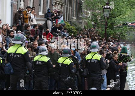 Amsterdam, pays-Bas. 08 mai 2024. Le stand de la police anti-émeute néerlandaise bloque la rue près de l'Université d'Amsterdam (UVA) le 8 mai 2024 à Amsterdam, pays-Bas. (Photo de Paulo Amorim/Sipa USA) crédit : Sipa USA/Alamy Live News Banque D'Images