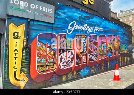 Glasgow, Écosse, Royaume-Uni. 8 mai 2024 : Sauchiehall Street de retour dans les nouvelles comme la rue argyle sur le point d'obtenir le même traitement avant que sauchiehall soit fini avec le seul bonbon pour les yeux est une nouvelle murale dédiée à la vie nocturne de glasgow pour égayer la rue commerçante sombre. La murale a plusieurs boîtes de nuit dans chaque lettre de la ville et est positionnée sur le côté de la boîte de nuit garage crédit Gerard Ferry / Alamy Live News Banque D'Images