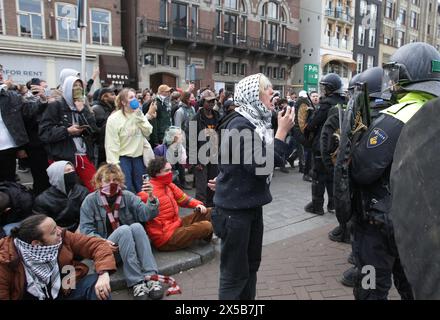 Amsterdam, pays-Bas. 08 mai 2024. Le stand de la police anti-émeute néerlandaise bloque la rue près de l'Université d'Amsterdam (UVA) le 8 mai 2024 à Amsterdam, pays-Bas. (Photo de Paulo Amorim/Sipa USA) crédit : Sipa USA/Alamy Live News Banque D'Images