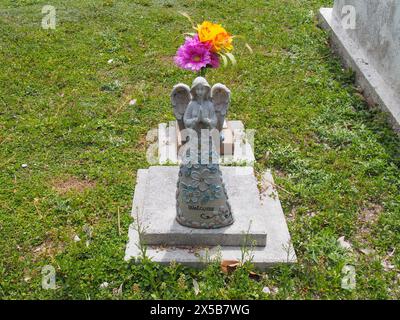 Statue d'ange marqueur funéraire au cimetière de Key West, Key West, FL, États-Unis, 16 avril 2024 Banque D'Images