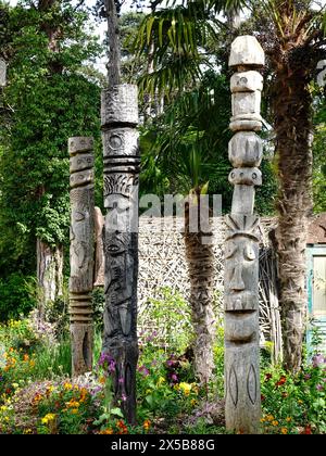 Serre de Dahomey, serre, cabane, située dans le jardin d'Agronomie tropicale, avec totems de jardin, totems totems, Nugent-sur-Marne, Paris, France Banque D'Images