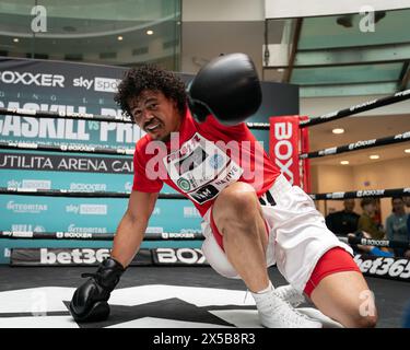 CARDIFF, ROYAUME-UNI. 08 mai 2024. Centre commercial Capitol, Cardiff, pays de Galles. Moses Jolly à McCaskill v Price Media Workout avant Fight le samedi 11 mai 2024 à Utilita Arena, Cardiff 2024 Banque D'Images