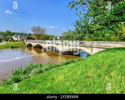 Pont routier en pierre à quatre arcs traversant la Claise à Chaumussay, Indre-et-Loire (37), France. Banque D'Images