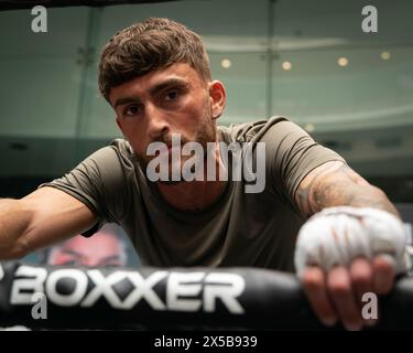 CARDIFF, ROYAUME-UNI. 08 mai 2024. Centre commercial Capitol, Cardiff, pays de Galles. Kane Shephard à McCaskill v Price Media Workout avant Fight le samedi 11 mai 2024 à Utilita Arena, Cardiff 2024 Banque D'Images