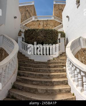 Escaleras en el paseo Marítimo del puerto de Mahón, Minorque, España Banque D'Images