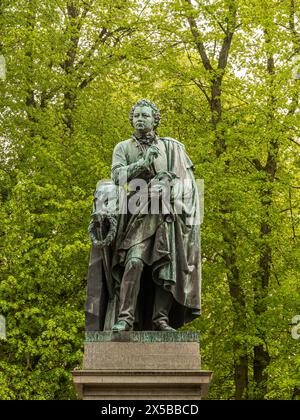 Staue de bronze de l'écrivain Esaias Tegnér contre un feuillage vert à Lundagård, Lund, Suède, 6 mai 2024 Banque D'Images