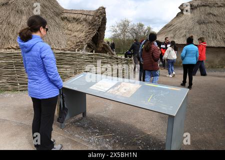 Salisbury, Angleterre- 30 mars 2024 : recréation de maisons néolithiques au centre d'accueil de Stonehenge à Salisbury, Angleterre Banque D'Images