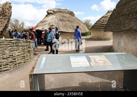 Salisbury, Angleterre- 30 mars 2024 : recréation de maisons néolithiques au centre d'accueil de Stonehenge à Salisbury, Angleterre Banque D'Images