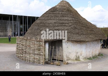 Salisbury, Angleterre- 30 mars 2024 : recréation de maisons néolithiques au centre d'accueil de Stonehenge à Salisbury, Angleterre Banque D'Images