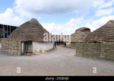 Salisbury, Angleterre- 30 mars 2024 : recréation de maisons néolithiques au centre d'accueil de Stonehenge à Salisbury, Angleterre Banque D'Images