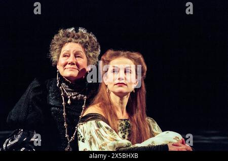 de gauche à droite : Gillian Barge (Hanna Kennedy), Isabelle Huppert (Mary Stuart) dans MARY STUART de Friedrich Schiller au Lyttelton Theatre, National Theatre (NT), Londres SE1 21/03/1996 traduction : Jeremy Sams design : William Dudley éclairage : David Hersey combats : William Hobbs mouvement : Jane Gibson réalisateur : Howard Davies Banque D'Images