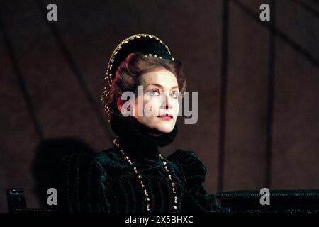 Isabelle Huppert (Mary Stuart) dans MARY STUART de Friedrich Schiller au Lyttelton Theatre, National Theatre (NT), Londres SE1 21/03/1996 traduction : Jeremy Sams design : William Dudley éclairage : David Hersey combats : William Hobbs mouvement : Jane Gibson réalisateur : Howard Davies Banque D'Images