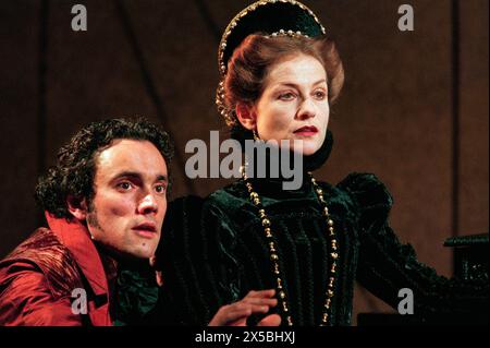 Ben Miles (Mortimer), Isabelle Huppert (Mary Stuart) dans MARY STUART de Friedrich Schiller au Lyttelton Theatre, National Theatre (NT), Londres SE1 21/03/1996 traduction : Jeremy Sams design : William Dudley éclairage : David Hersey combats : William Hobbs mouvement : Jane Gibson réalisateur : Howard Davies Banque D'Images