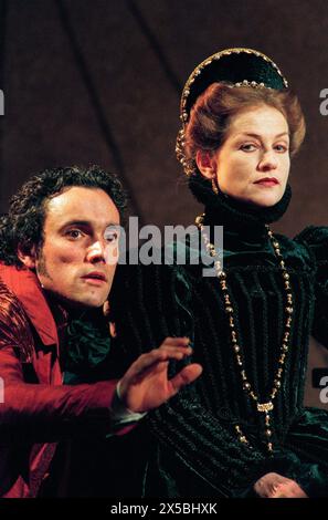 Ben Miles (Mortimer), Isabelle Huppert (Mary Stuart) dans MARY STUART de Friedrich Schiller au Lyttelton Theatre, National Theatre (NT), Londres SE1 21/03/1996 traduction : Jeremy Sams design : William Dudley éclairage : David Hersey combats : William Hobbs mouvement : Jane Gibson réalisateur : Howard Davies Banque D'Images