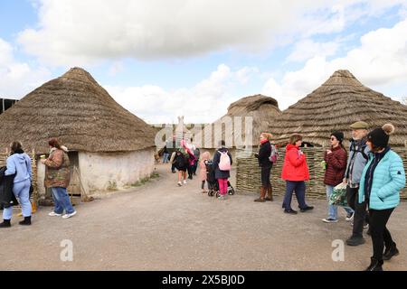 Salisbury, Angleterre- 30 mars 2024 : recréation de maisons néolithiques au centre d'accueil de Stonehenge à Salisbury, Angleterre Banque D'Images