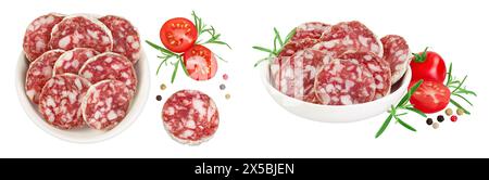 Saucisse salami dans un bol en céramique isolé sur fond blanc. Cuisine italienne avec une grande profondeur de champ. Vue de dessus. Pose à plat. Banque D'Images