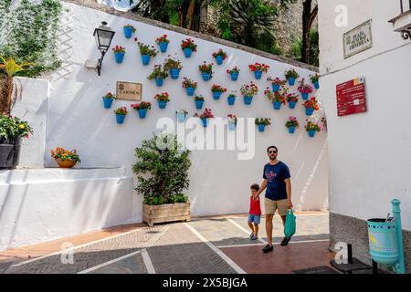 Marbella, Espagne - 6 septembre 2019 : père et fils dans le centre-ville Banque D'Images