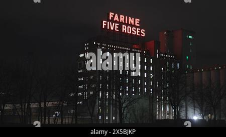 Célèbre bâtiment farine Five Roses au port de Montréal la nuit - MONTRÉAL, CANADA - 20 AVRIL 2024 Banque D'Images