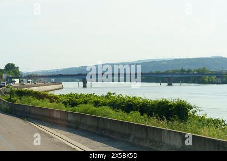 Nîmes, France - 30 mai 2023 : vue d'un pont enjambant une rivière qui coule, reliant deux côtés de la voie navigable. Banque D'Images