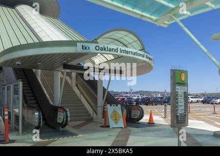 Oakland, Californie, États-Unis. 01 mai 2024 : la gare BART offre une entrée facile à l'aéroport international d'Oakland. Banque D'Images