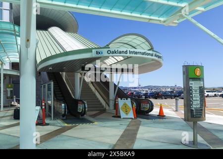 Oakland, Californie, États-Unis. 01 mai 2024 : la gare BART offre une entrée facile à l'aéroport international d'Oakland. Banque D'Images