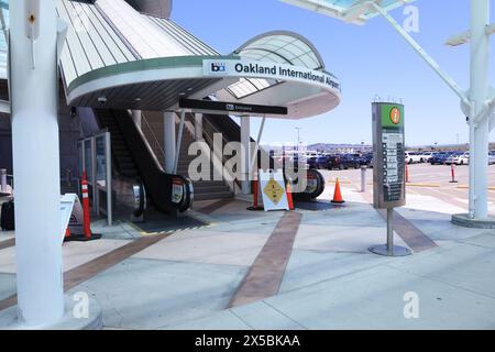 Oakland, Californie, États-Unis. 01 mai 2024 : la gare BART offre une entrée facile à l'aéroport international d'Oakland. Banque D'Images