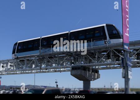 Oakland, Californie, États-Unis. 01 mai 2024 : Aéroport International d'Oakland, BART train et monorail intégration pour un voyage efficace. Banque D'Images