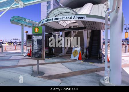 Oakland, Californie, États-Unis. 01 mai 2024 : la gare BART offre une entrée facile à l'aéroport international d'Oakland. Banque D'Images