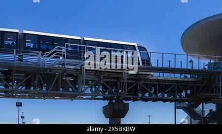 Oakland, Californie, États-Unis. 01 mai 2024 : Aéroport International d'Oakland, BART train et monorail intégration pour un voyage efficace. Banque D'Images