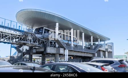 Oakland, Californie, États-Unis. 01 mai 2024 : Aéroport International d'Oakland, BART train et monorail intégration pour un voyage efficace. Banque D'Images