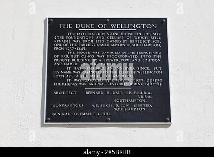 Pub Duke of Wellington sur Bugle Street, Southampton, dans un bâtiment historique avec des poutres en chêne datant de 1220, servant de vraies bières et de la nourriture traditionnelle. Banque D'Images