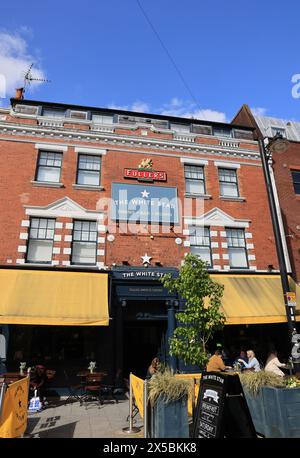 Pub, restaurant et hôtel Fuller's White Star Line sur Oxford Street à Southampton, nommé d'après la compagnie maritime qui exploitait le malheureux Titanic. Banque D'Images