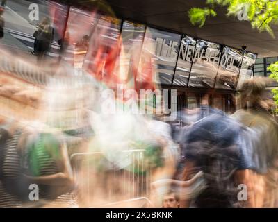 New York, New York, États-Unis. 8 mai 2024. Un militant étudiant pro-palestinien piquet devant la Nouvelle école. Ce matin, un nouveau campement a commencé dans le hall de la New School à New York. Après 45, des arrestations ont été faites lorsque le dernier campement a été démantelé par l'administration et le NYPD. Tout cela est fait par un activiste étudiant pro-palestinien et par quelques professeurs. (Crédit image : © Carlos Chiossone/ZUMA Press Wire) USAGE ÉDITORIAL SEULEMENT! Non destiné à UN USAGE commercial ! Banque D'Images