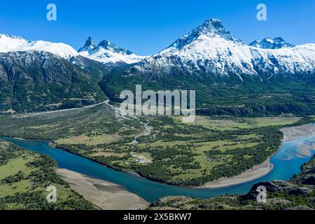 Confluence de la rivière Estero Parada qui se jette dans Rio Ibanez, vue aérienne au Mirador Rio Ibanez, montagnes enneigées au début du printemps, Patagonie, Chili Banque D'Images